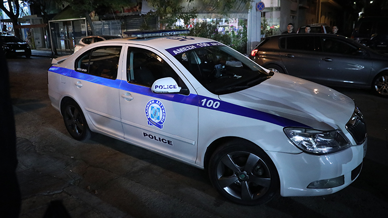 Άγνωστοι πέταξαν πέτρες σε περιπολικό – Έσπασαν το τζάμι του οδηγού